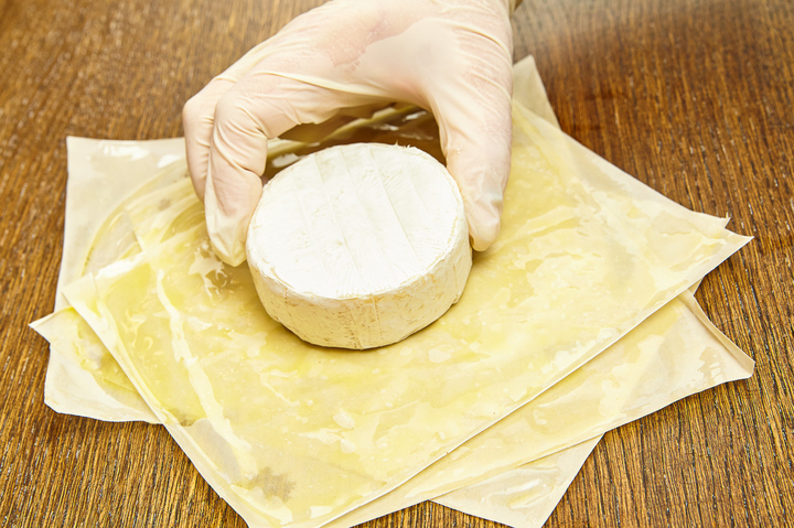Слоеное тесто с сыром камамбер. Сыр в тесте. Сыр в тесте фило. Сыр Бри. Сыр камамбер в слоеном тесте.