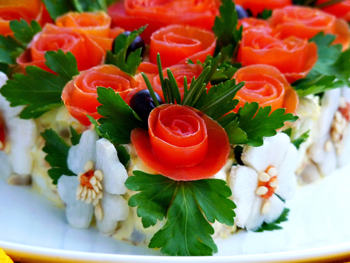 Салат розочка. Украшение салатов. Украшение салатов на праздничный стол. Украшение из помидора для салата. Украшение салатов цветы.