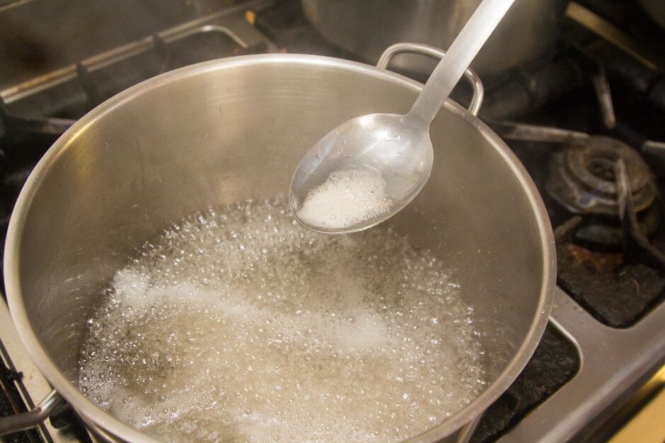 Кипящий сахар. Кипение сахарного сиропа. Фото кипящего сахарного сиропа в химической лаборатории. Сахарный сироп в бочках.