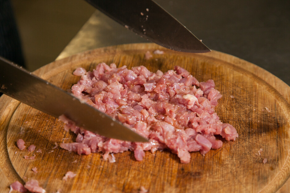 Приготовление рубленного мяса. Мелко нарезанная свинина. Рубленная говядина.