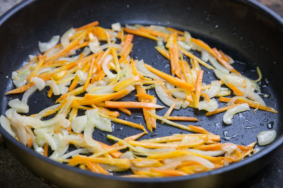 Обжариваем на сковороде с маслом. Пассерованные лук и морковь. Обжаренная морковь.