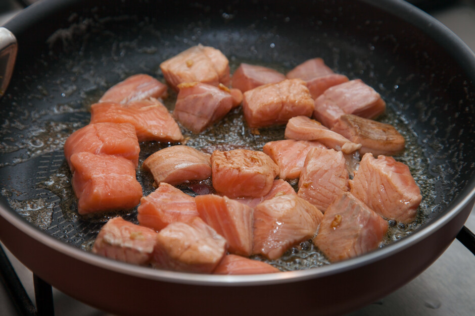 Рецепт с филе кусочками. Семга кусочками на сковороде. Красная рыба жареная кусочки. Лосось кусочками на сковороде. Семга кусочки жареная.
