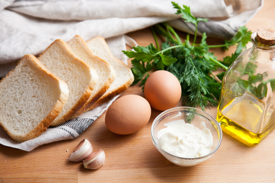 Хлеб с майонезом рецепт. Ингредиенты для бутерброда. Хлеб молоко яйца. Ингредиенты для хлебобулочных изделий. Яйцо в хлебе.