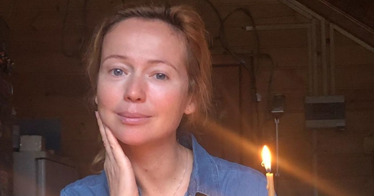 44-летняя Елена Захарова показала лицо без макияжа