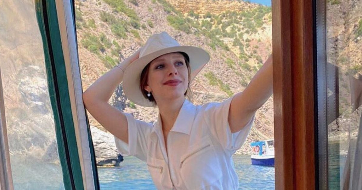 Лиза Арзамасова позирует в коротком комбинезоне на яхте в Крыму
