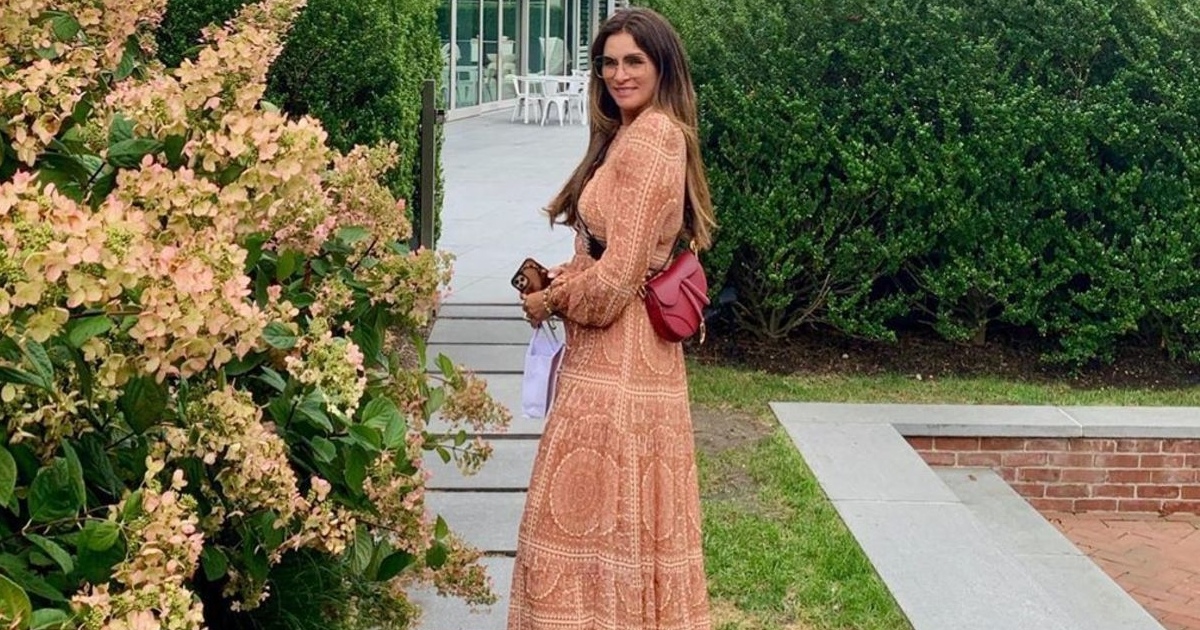 57-летняя жена Крутого в роскошном платье принимает комплименты