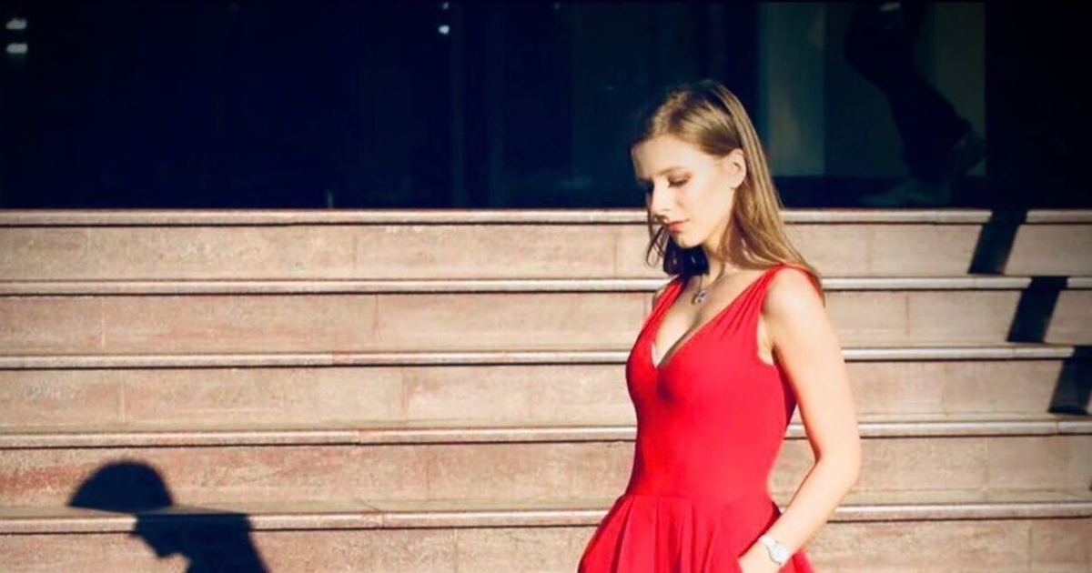 Лиза Арзамасова блеснула в красном платье с декольте
