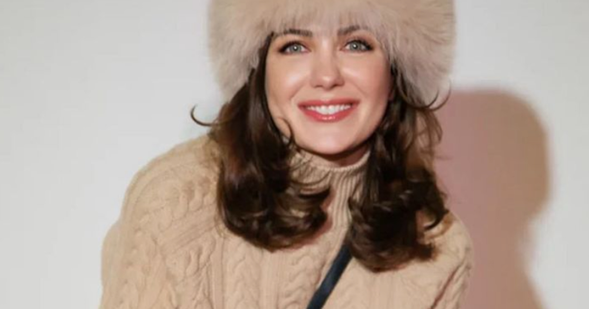 «Снегурочка»: Екатерина Климова примерила меховую шапку и рельефный свитер