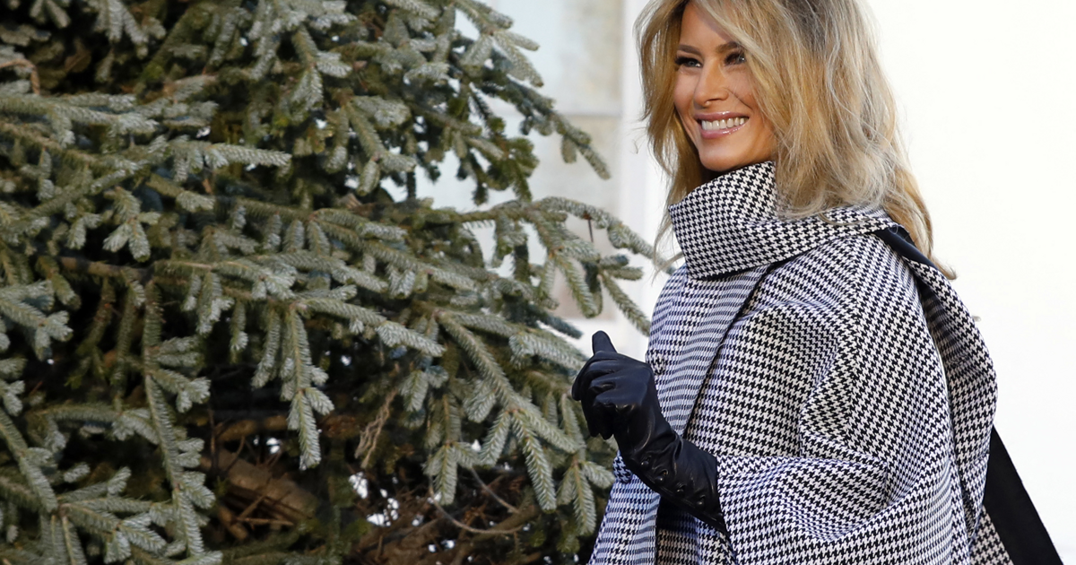 Мелания Трамп встретила рождественскую елку у Белого дома