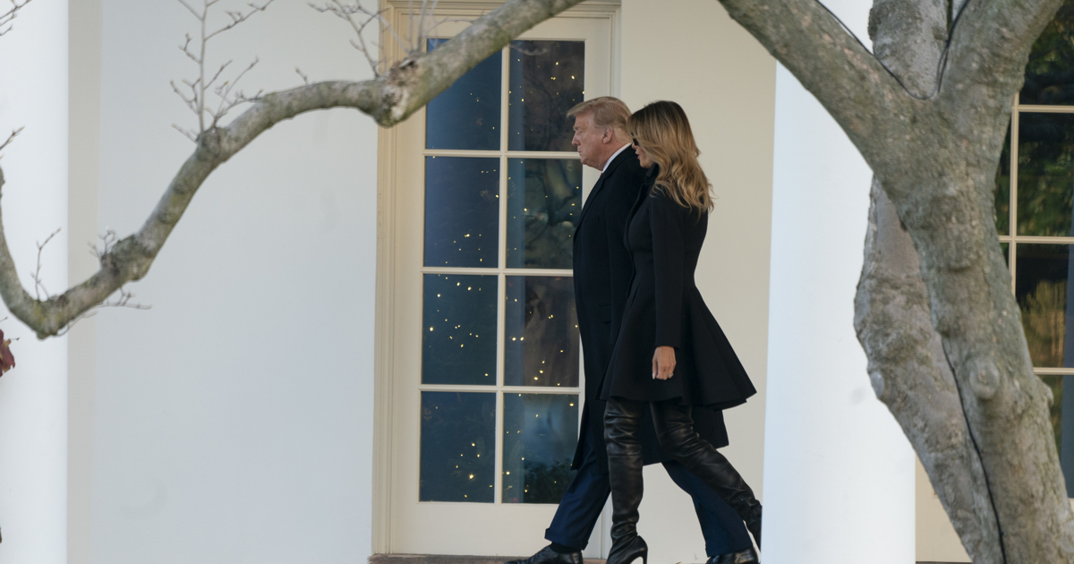 Мелания Трамп блеснула в кожаных ботфортах у Белого дома