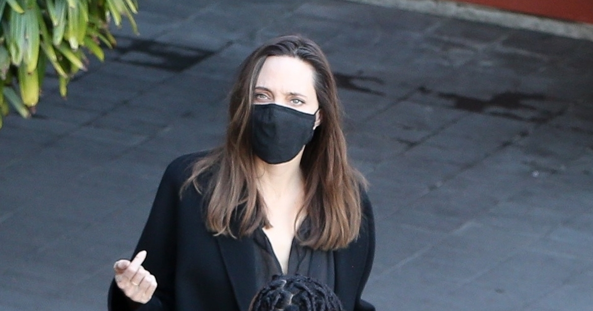 Анджелина Джоли сходила на шопинг в прозрачной блузе